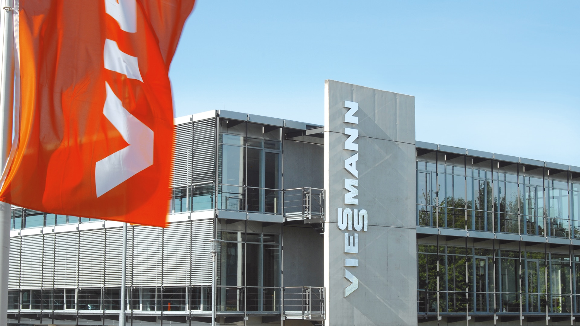 Hình ảnh toàn cảnh bên ngoài trụ sở chính của công ty Viessmann tại Allendorf (Eder).