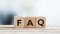 Khối lập phương ghi chữ FAQ